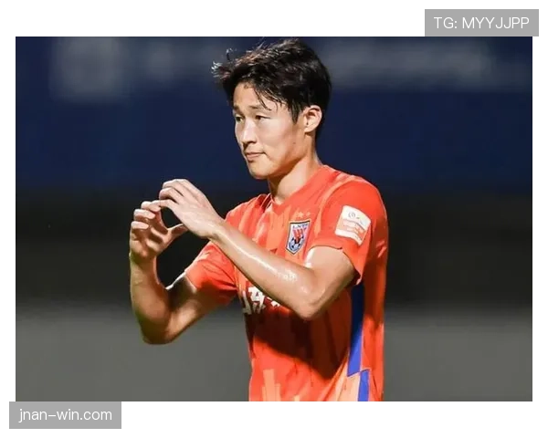 孙准浩在韩国喝个咖啡都要被拍，这哪是踢球的，分明是爱豆吧