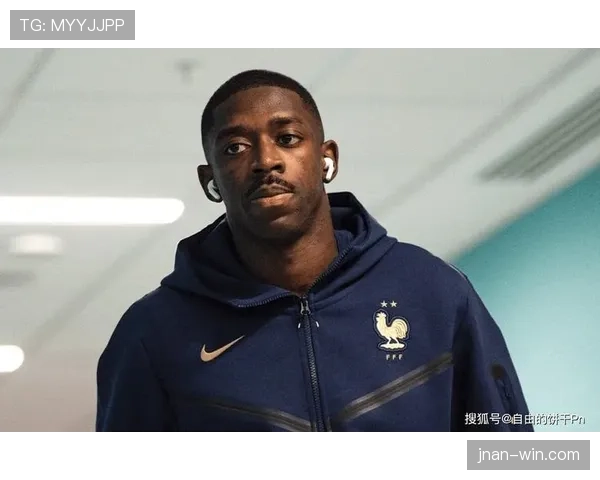 奥斯曼·登贝莱场上像巨星，回家却像刚搬进合租房，这反差太带感